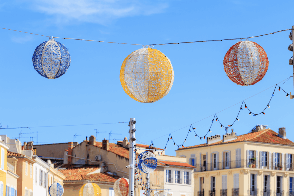 Ballons de plage XXL colorés animant le Port Vieux de La Ciotat, décor estival signé Blachere Illumination.
