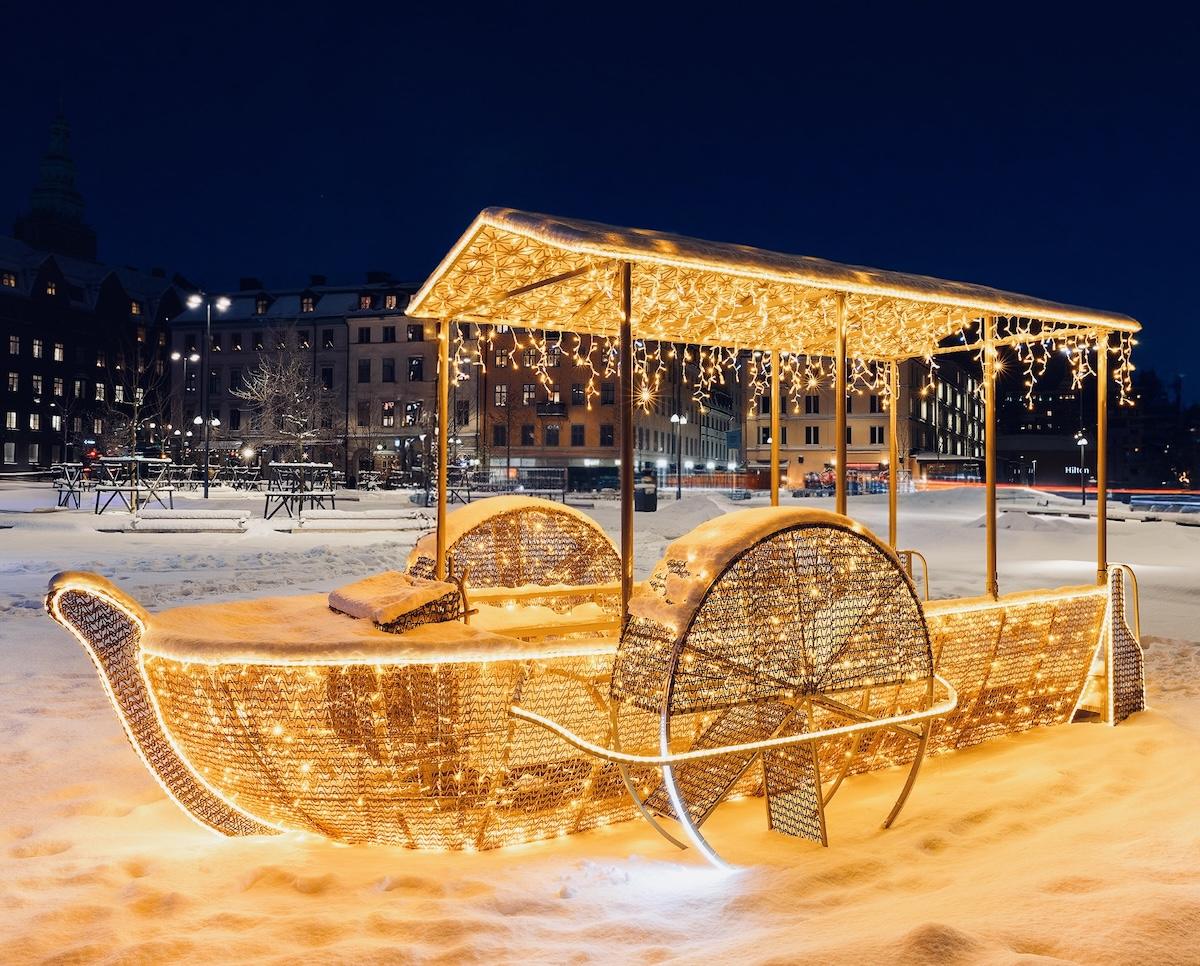 Décor lumineux immersif représentant un bateau traditionnel de Stockholm, conçu par Blachere Illumination pour valoriser le patrimoine historique de la ville.