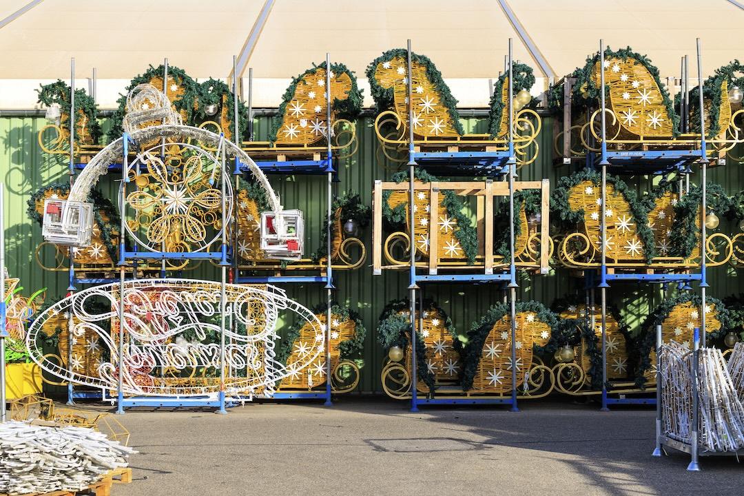 Décors de Noël stockés sur le parc logistique de Blachere Illumination avant leur déploiement sur le terrain.